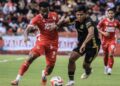 Pemain Semen Padang FC Cornelius Steward berebut bola dengan pemain belakang Bhayangkara FC Firza Andika. (dok. istimewa)