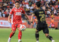 Pemain Semen Padang FC Zidane Afandi saat melewati gelandang Bhayangkara FC Sani Rizki Fauzy. (dok. istimewa)