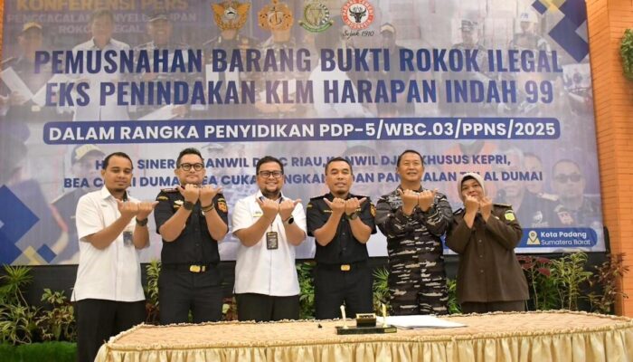 PT Semen Padang Bantu Bea Cukai Riau Musnahkan Rokok Ilegal Senilai Rp12,8 Miliar