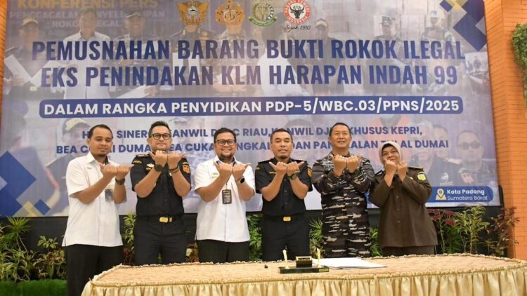 Pemusnahan barang bukti rokok ilegal di PT Semen Padang. (dok. Humas)