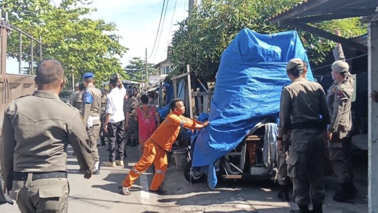 Satpol PP Tertibkan Lapak Ditinggal Pemilik di Kawasan Pantai Padang 1 Penertiban lapak yang ditinggal pemilik oleh Satpol PP Padang di kawasan Jalan Samudera. (dok. istimewa)