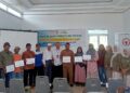 Penyaluran dana program pemberdayaan masyarakat dari Semen Padang di Limau Manis. (dok. Humas)