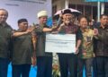 PLN Serahkan 150 Kloni Galo-Galo untuk Kelompok Tani di Agam, Gubernur Sumbar Apresiasi 11 Gubernur Sumbar, Mahyeldi Ansharullah, menghadiri penyerahan bantuan Program TJSL PT PLN (Persero) kepada kelompok tani di Nagari Koto Malintang, Kabupaten Agam, Kamis (2/10/2025). (dok. adpsb)