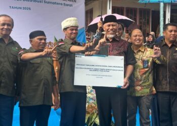 Gubernur Sumbar, Mahyeldi Ansharullah, menghadiri penyerahan bantuan Program TJSL PT PLN (Persero) kepada kelompok tani di Nagari Koto Malintang, Kabupaten Agam, Kamis (2/10/2025). (dok. adpsb)
