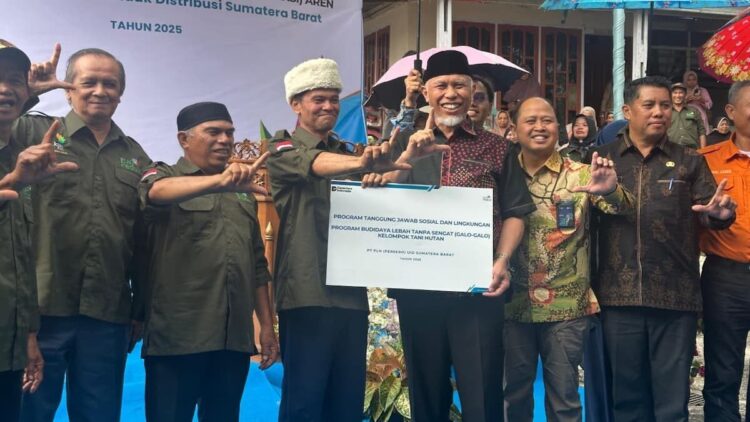 PLN Serahkan 150 Kloni Galo-Galo untuk Kelompok Tani di Agam, Gubernur Sumbar Apresiasi 1 Gubernur Sumbar, Mahyeldi Ansharullah, menghadiri penyerahan bantuan Program TJSL PT PLN (Persero) kepada kelompok tani di Nagari Koto Malintang, Kabupaten Agam, Kamis (2/10/2025). (dok. adpsb)