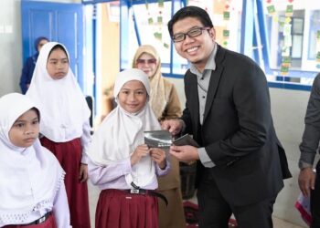 Beasiswa secara simbolis diserahkan oleh Departemen Head Logistik BRI Region 3 Padang Aditya Martha Pratama mewakili Regional CEO BRI Region 3 Padang, Riza Pahlevi. (dok. istimewa)