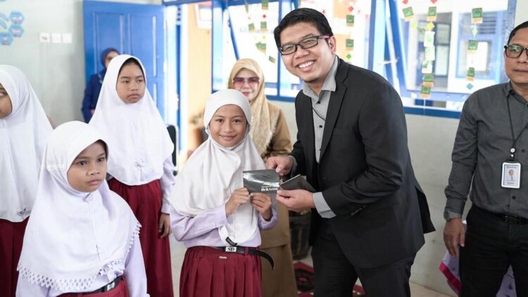 Beasiswa secara simbolis diserahkan oleh Departemen Head Logistik BRI Region 3 Padang Aditya Martha Pratama mewakili Regional CEO BRI Region 3 Padang, Riza Pahlevi. (dok. istimewa)