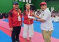 Ketua Umum KONI Sumbar Hamdanus disaksikan Wakil Ketua Umum Nurul Ikhsan menyerahkan bonus spontan kepada peraih medali emas Kempo Putri Suci Kurnia Dewi. (Foto: Humas KONI Sumbar)
