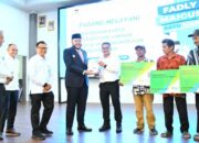 Wako Fadly Amran Serahkan Kartu BPJS Ketenagakerjaan untuk 3.000 Pekerja Rentan