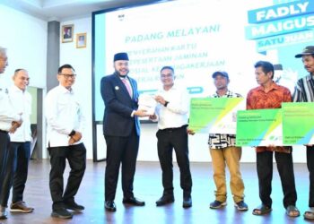 Penyerahan kartu BPJS Ketenagakerjaan oleh Wako Fadly Amran untuk pekerja rentan di Padang. (dok. Prokopim)