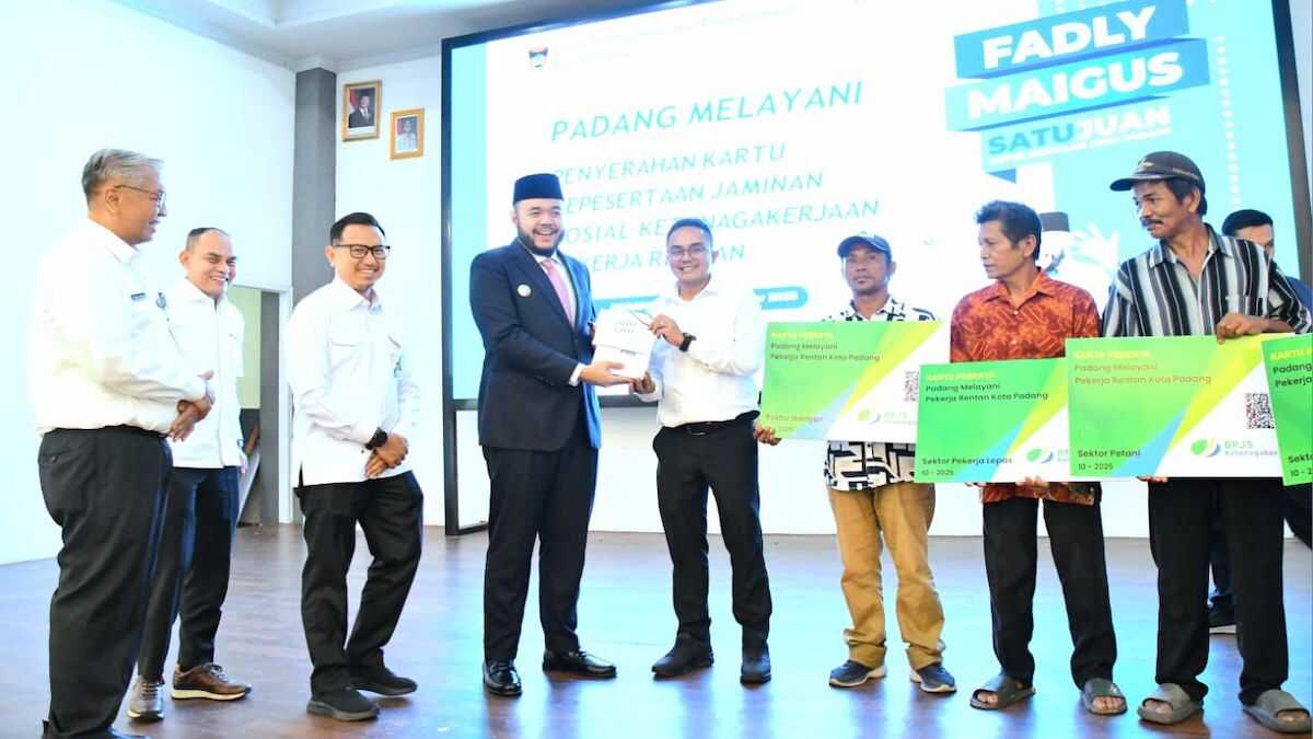 Penyerahan kartu BPJS Ketenagakerjaan oleh Wako Fadly Amran untuk pekerja rentan di Padang. (dok. Prokopim)