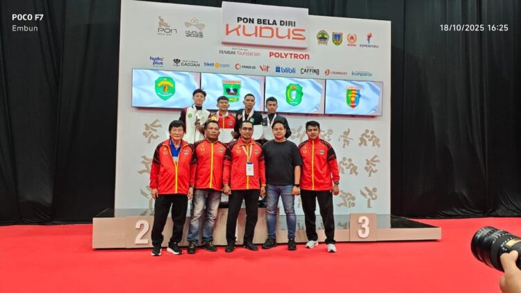 Masih Terbaik di Sumatera, Sumbar Peringkat Delapan PON Beladiri 2025 Kudus 1 Penyerahan medali untuk atlet Sambo di PON Beladiri II 2025. (dok. Humas KONI)
