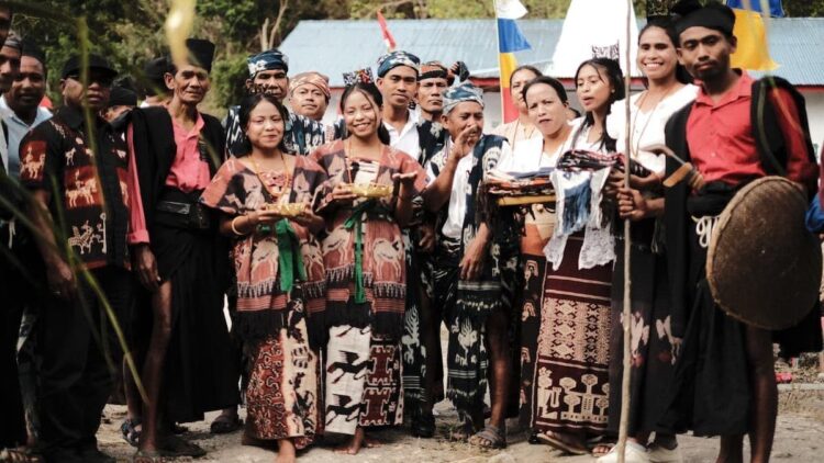 Masyarakat Sumba Timur saat acara penyerahan sertifikat tanah ulayat beberapa waktu lalu (dok. istimewa)