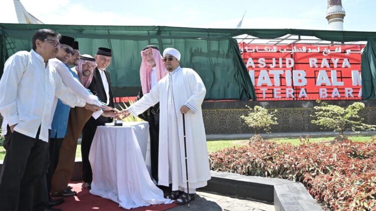 Sumbar Mantapkan Langkah Menjadi Penggerak Utama Wisata Halal Nasional 1 Peresmian zona kawasan halal di Masjid Raya Syekh Khatib Al Minangkabawi. (dok. adpsb)