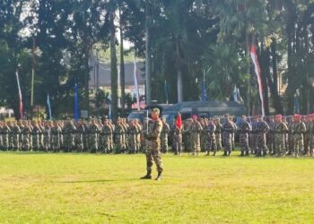 Gubernur Mahyeldi menghadiri peringatan HUT TNI ke-80 di Lapangan Imam Bonjol, Padang. (dok. adpsb)
