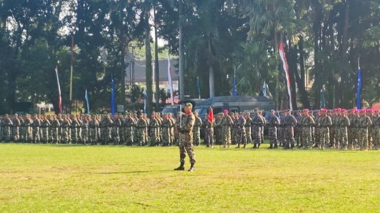 Hadir pada Upacara HUT ke-80 TNI di Padang, Ini Pesan Gubernur Mahyeldi 1 Gubernur Mahyeldi menghadiri peringatan HUT TNI ke-80 di Lapangan Imam Bonjol, Padang. (dok. adpsb)