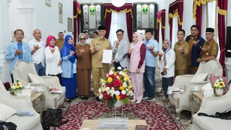 Gubernur Sumbar Bahas Penguatan Ekosistem Pariwisata dan Jalur Udara Internasional Bersama ASITA 1 pertemuan Gubernur Mahyeldi dengan ASITA Sumbar
