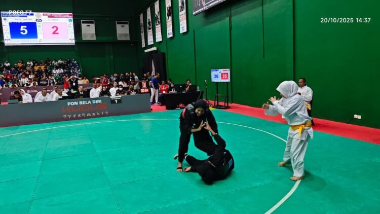 Tiga Pesilat Sumbar ke Final, Dua Lagi Sudah Kantongi Perunggu di PON Beladiri 2025 1 Pesilat putri Sumbar Paula Listi di Kelas C Putri membanting pesilat Maluku, Eka P. Dewi Polpoke. Paula menang mutlak atas40–10. (Foto Humas KONI Sumbar)