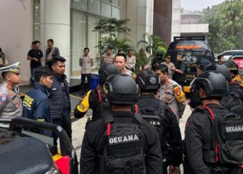 Polisi lakukan identifikasi teror bom terhadap dua sekolah internasional di Tangsel. (dok. Divhumas)