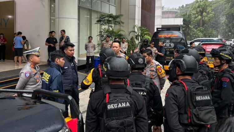 Respons Cepat Polisi Selidiki Teror Bom Dua Sekolah Internasional di Tangsel 1 Polisi lakukan identifikasi teror bom terhadap dua sekolah internasional di Tangsel. (dok. Divhumas)