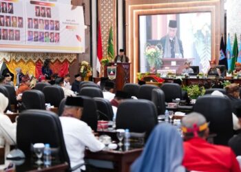 Gubernur Mahyeldi saat memberikan sambutan pada rapat paripurna Hari Jadi Sumbar ke-80. (dok. adpsb)