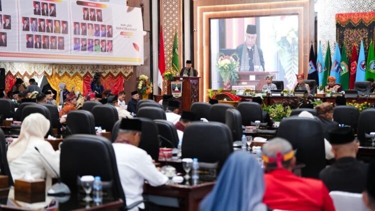 IPM Sumbar Tembus 76,43, Peringkat 6 Nasional di Usia ke-80 1 Gubernur Mahyeldi saat memberikan sambutan pada rapat paripurna Hari Jadi Sumbar ke-80. (dok. adpsb)