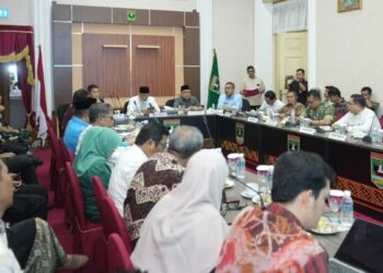 Rapat yang digelar Pemprov Sumbar dengan Forkopimda membahas permasalahan ilegal mining, ilegal fishing dan kelangkaan BBM. (dok. adpsb)