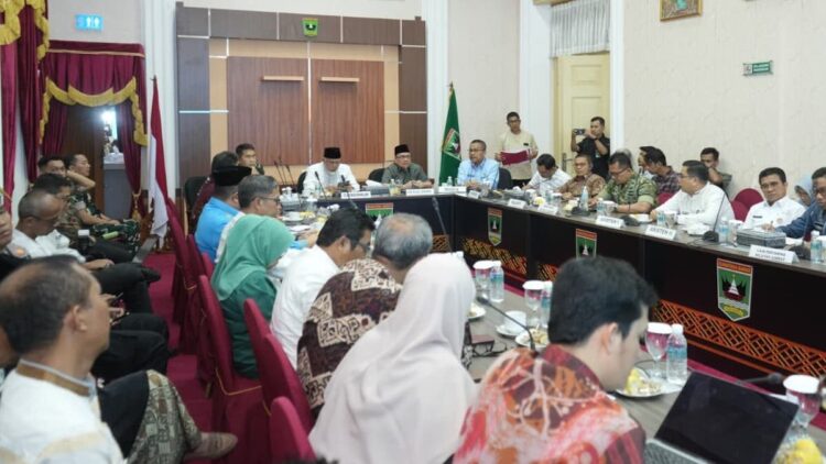 Rapat yang digelar Pemprov Sumbar dengan Forkopimda membahas permasalahan ilegal mining, ilegal fishing dan kelangkaan BBM. (dok. adpsb)