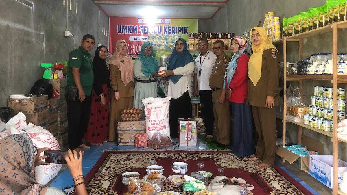 Semen Padang beri bantuan Rp30 juta untuk UMKM di Kota Padang. (dok. istimewa)