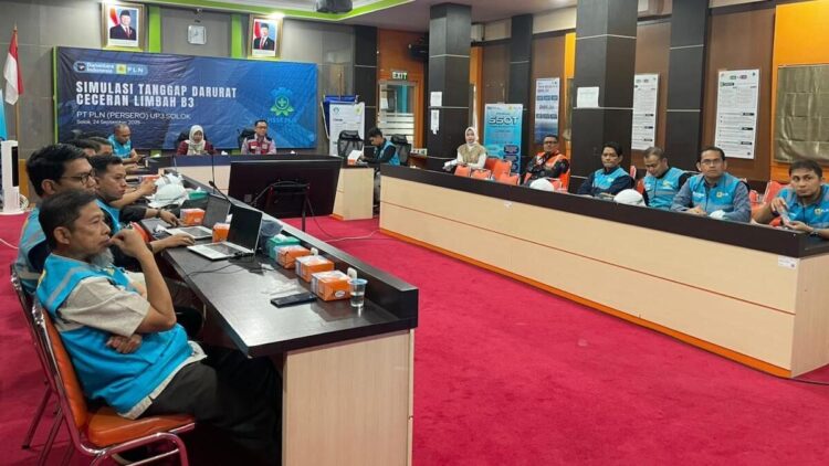 Pengelolaan Limbah, PLN UP3 Solok Gelar Simulasi Tanggap Darurat Ceceran Limbah B3 1 Simulasi tanggap darurat ceceran limbah B3 di PLN UP3 Solok. (dok. istimewa)