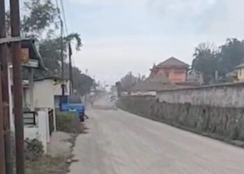 Abu vulkanik akibat erupsi Gunung Marapi di daerah Batu Palano. (dok. tangkapan layar)