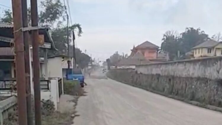 Gunung Marapi Erupsi, Abu Vulkanik Jatuh di Batu Palano 1 Abu vulkanik akibat erupsi Gunung Marapi di daerah Batu Palano. (dok. tangkapan layar)