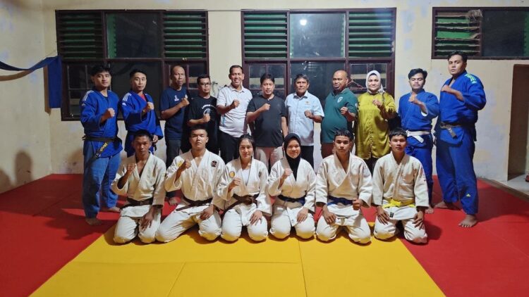 Kirim 10 Cabor di PON Beladiri 2025 di Kudus, Sumbar Bawa 124 Atlet 1 Tim PON Beladiri Sumbar 2025 bersama Ketua KONI Sumbar, Hamdanus. (dok. istimewa)