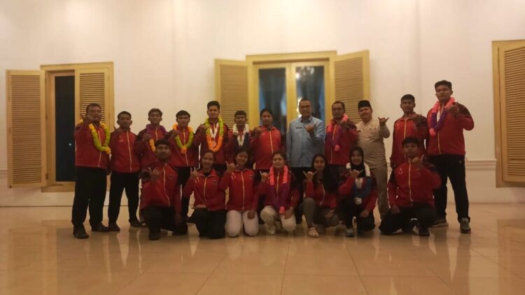 Tim Sambo Sumbar disambut Sekdaprov Arry Yuswandi dan Ketum KONI Sumbar Hamdanus di Istana Gubernur. (dok. istimewa)