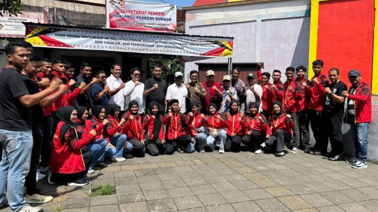 Tim Kempo yang akan berlaga di PON Beladiri dilepas Sekum KONI Sumbar, Anandya Dipo Pratama. (dok. istimewa)