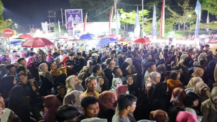 Suasana Bermalam Mingguan di Balaikota (BM Balkot) Pariaman, Sumbar pada Minggu malam (15/11) sebagai upaya mendongkrak perekonomian pelaku UMKM di daerah itu. Antara/HO-Diskominfo Pariaman