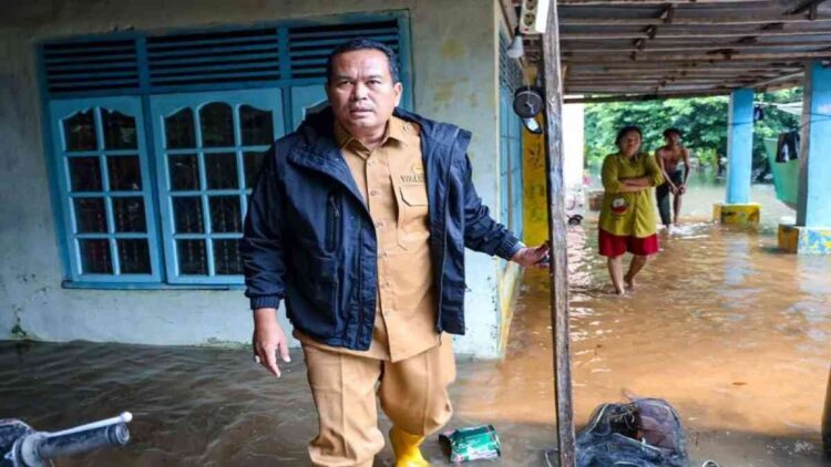 Wako Pariaman, Sumbar Yota Balad meninjau lokasi yang tergenang air akibat cuaca ekstrem yang terjadi di daerah itu dan sekitarnya dalam beberapa hari terakhir. Antara/HO-Diskominfo Pariaman