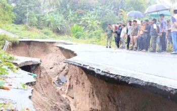 Bupati Padang Pariaman, Sumbar John Kenedy Azis, Sekretaris Daerah Padang Pariaman Rudy Repenaldi Rilis bersama pihak terkait meninjau lokasi jalan terban di Kecamatan Enam Lingkung. (Antara/HO-Diskominfo Padang Pariaman)