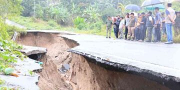 Bupati Padang Pariaman, Sumbar John Kenedy Azis, Sekretaris Daerah Padang Pariaman Rudy Repenaldi Rilis bersama pihak terkait meninjau lokasi jalan terban di Kecamatan Enam Lingkung. (Antara/HO-Diskominfo Padang Pariaman)