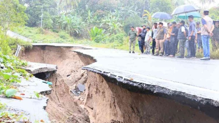 Bupati Padang Pariaman, Sumbar John Kenedy Azis, Sekretaris Daerah Padang Pariaman Rudy Repenaldi Rilis bersama pihak terkait meninjau lokasi jalan terban di Kecamatan Enam Lingkung. Antara/HO-Diskominfo Padang Pariaman.