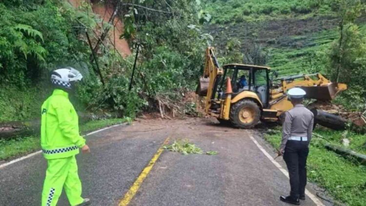 Longsor di Kayu Jao Berhasil Ditangani, Jalur Solok–Alahan Panjang Kembali Normal 1 Jalur utama Solsel-Solok tertutup material longsor di Jorong Kayu Jao, Kecamatan Gunung Talang, Senin (24/11/2025). ANTARA/HO-Satlantas Polres Solok