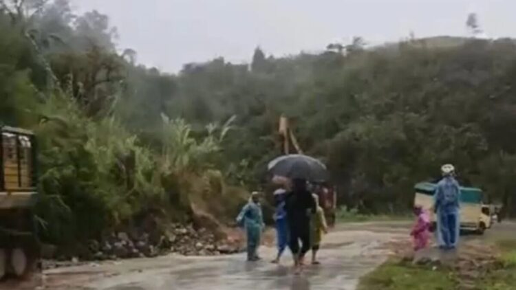 Jalur Solok–Solok Selatan kembali Dibuka Setelah Tertutup Longsor 1 Jalan lintas Kabupaten Solok-Solok Selatan di Jorong Batang Hari, Nagari Alahan Panjang, Kecamatan Lembah Gumanti, Kabupaten Solok, Sumbar sudah bisa dilalui usai longsor. ANTARA/HO-dokumen pribadi Sekna wali Nagari Alahan Panjang.