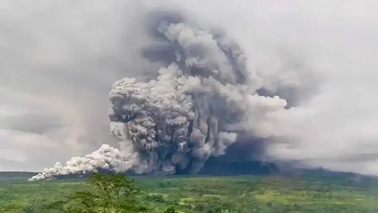 Gunung Semeru Erupsi, Ratusan Warga Dievakuasi ke Tiga Titik Pengungsian 1 Luncuran awan panas dari erupsi Gunung Semeru di Lumajang, Jawa Timur, Rabu (19/11/2025). (ANTARA/HO-BPBD Lumajang/aa.)