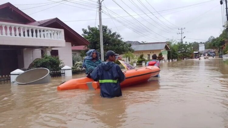 Dua Sungai Meluap, 3.362 Warga Kota Solok Terdampak Banjir 1 Warga korban banjir di Kota Solok, Sumatera Barat dievakuasi menggunakan perahu karet oleh petugas gabungan, Kamis (27/11/2025) (ANTARA/HO-BPBD Solok)