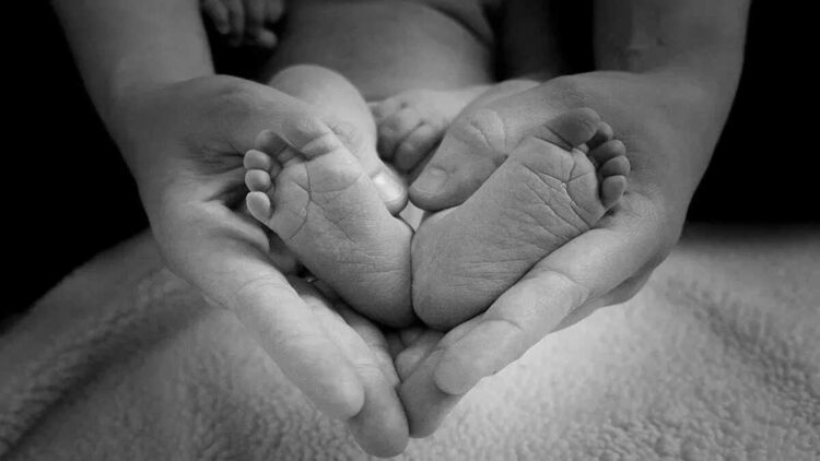 Ilustrasi ibu dan bayi. (Ist)