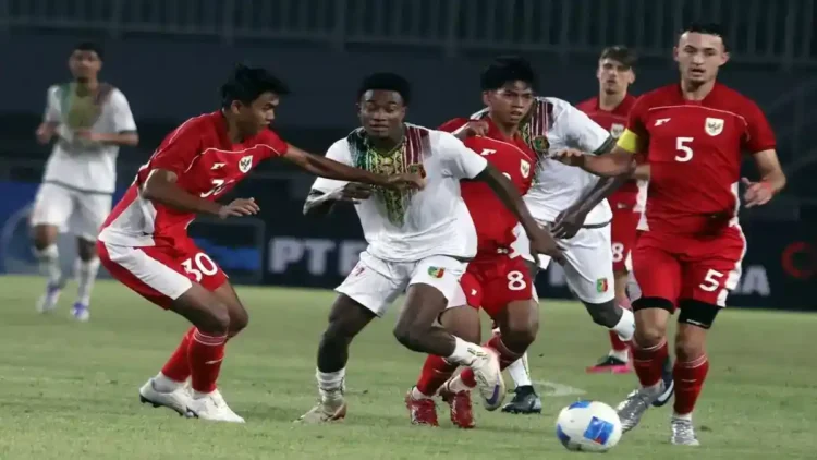 Pemain Timnas U22 Indonesia Kakang Rudianto (kiri) berduel dengan pemain Mali Maulaye Haidara (kedua kiri) pada pertandingan persahabatan di Stadion Pakansari, Kabupaten Bogor, Jawa Barat, Sabtu (15/11/2025). ANTARA FOTO/Yulius Satria Wijaya/tom.(ANTARA FOTO/YULIUS SATRIA WIJAYA)