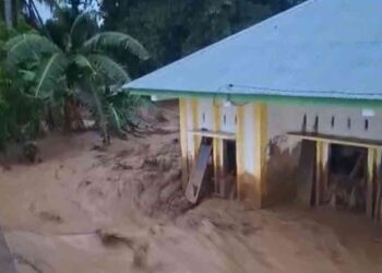 Banjir bandang yang terjadi di Muaro Pingai, Kecamatan Junjung Sirih, Kabupaten Solok. (dok. istimewa)