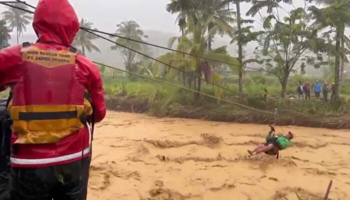 Aksi Heroik TRC Semen Padang dan Tim Gabungan, Selamatkan Tiga Warga dari Terjangan Arus