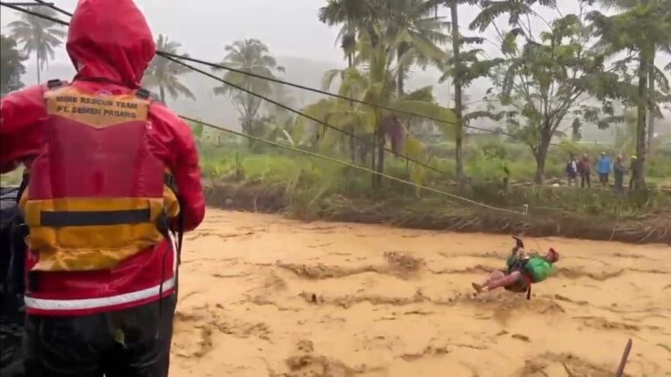 Aksi Heroik TRC Semen Padang dan Tim Gabungan, Selamatkan Tiga Warga dari Terjangan Arus 1 Aksi heroik tim TRC Semen Padang selamatkan warga. (dok. istimewa)