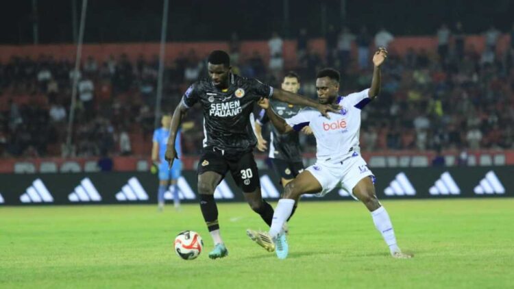 Semen Padang FC makin Terpuruk di Dasar Klasemen BRI Super League Usai Dicukur Arema FC 1-2 di GHAS 1 Alhassan Wakaso berusaha melewati pemain tengah Arema FC